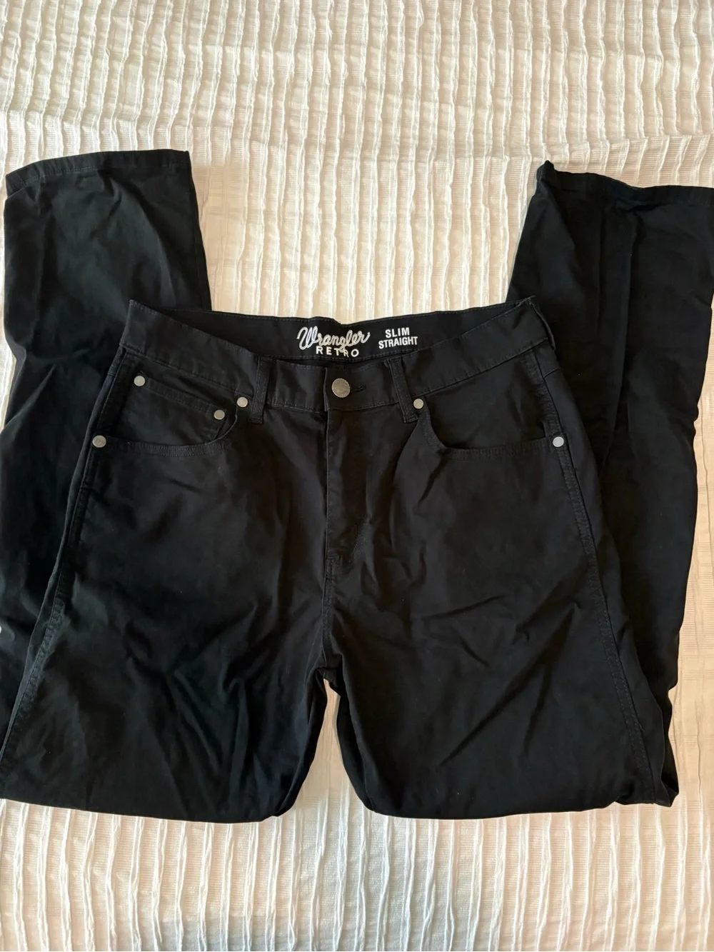 Men’s Wrangler Retro Slim Straight Black Pants.